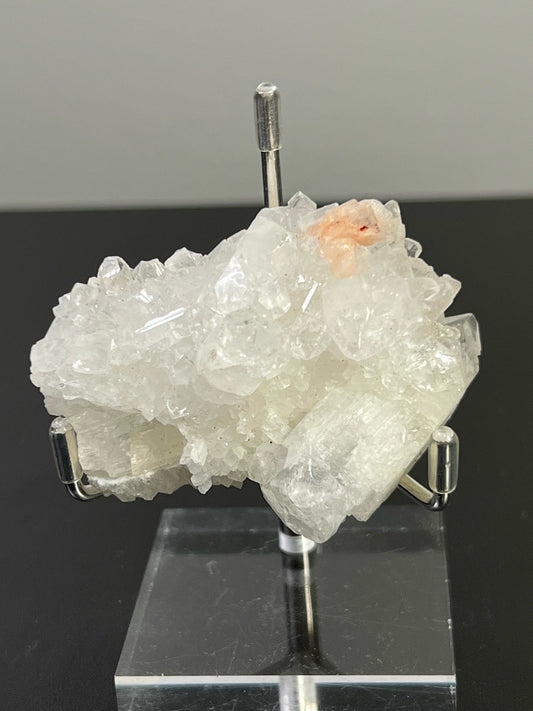 Apophyllite with peach stillbite.